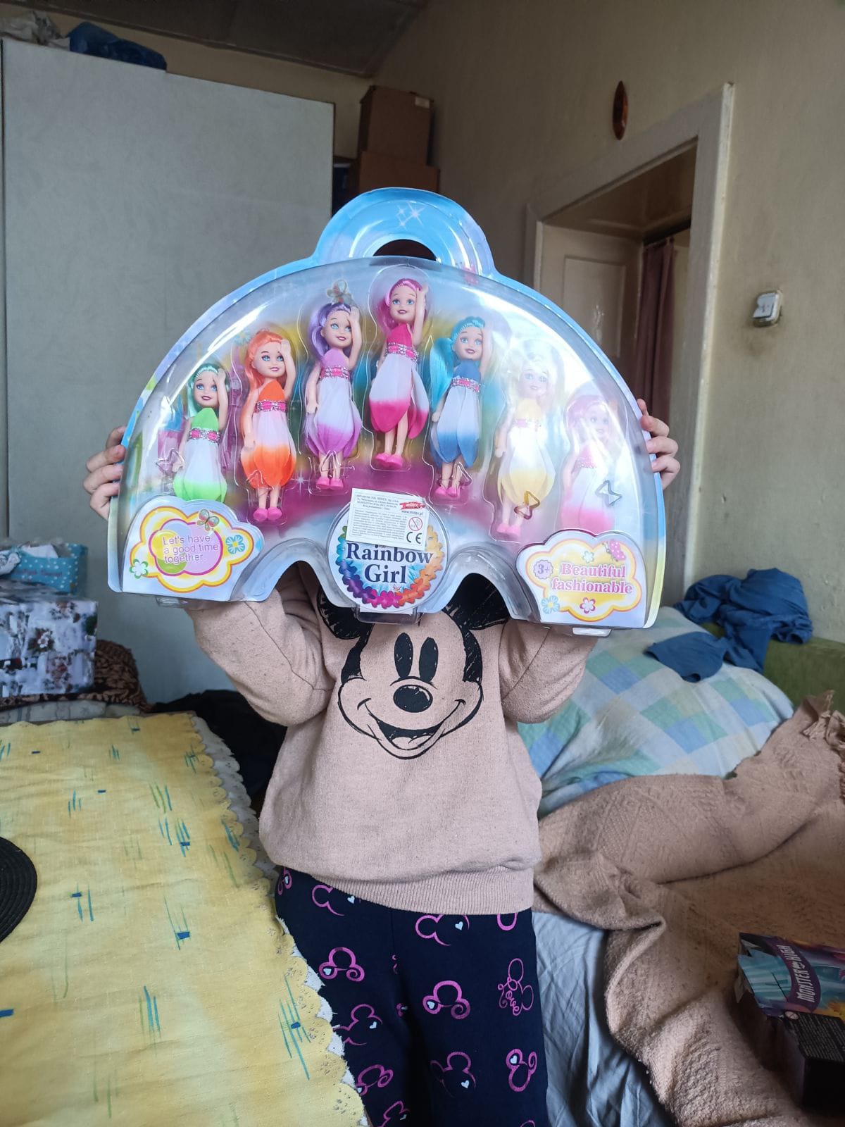 Dziewczynka z prezentem przy choince